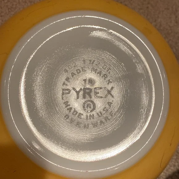 Vintage PYREX 1 1/2 Qt Mixing Bowl - Orange - Picture 3 of 5